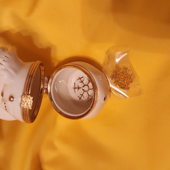 Lenox Snowman Limoge Box with snowflake charm. - Picture 7 of 8